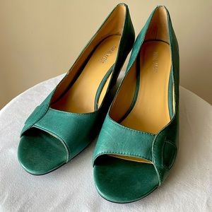 Woman’s Size 8.5 NINE WEST Teal Wedge Heels